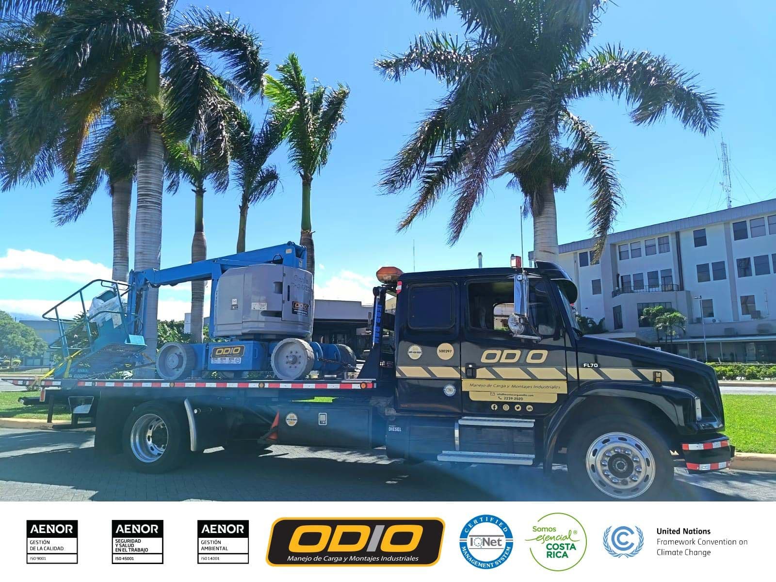 ¡Boom lift y carreta listos para trabajar!